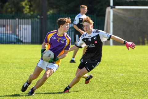 Kilmacud Player Looking for a pass