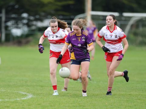 Kilmacud no 3 soloing away from two tacklers